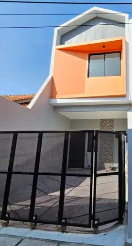 RUMAH BARU MERUYA SELATAN BANGUNAN 2  LANTAI SIAP DIPAKAI SISA 1 UNIT