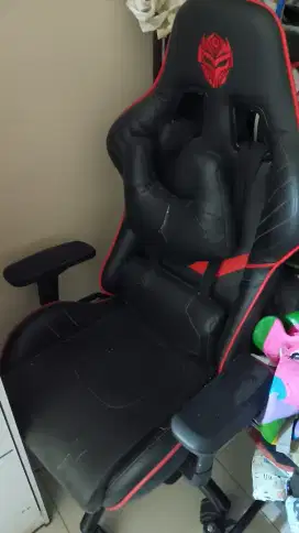 Kursi gaming rexus warna hitam merah