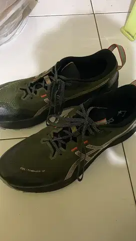 Sepatu trail running