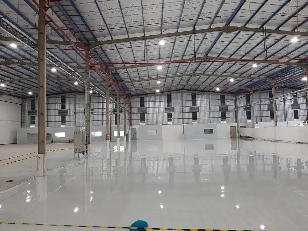 Cat Epoxy Lantai – Tahan Lama & Anti Gores | Finishing Profesional