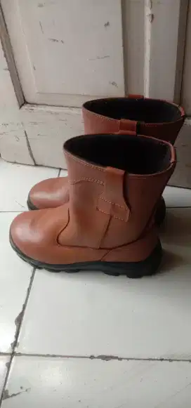 sepatu safety no. 41 masih layak pakai