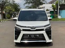 Toyota Voxy 2.0 AT 2019
