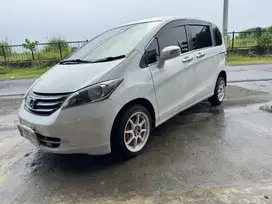 Honda Freed E ( PSD ) Automatic 2010 Putih