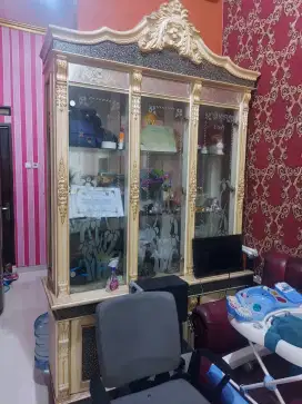 Dijual Bufet Kaca dan kursi sofa dan meja makan