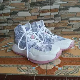 SEPATU OLAHRAGA BASKET/ VOLLY