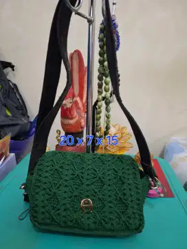 Tas selempang branded 
Aigner uk 20 x 7 x 15 
Limited edition 
Warna h