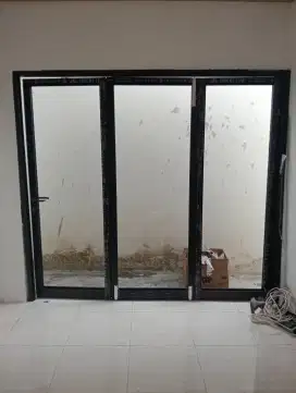 Pintu lipat aluminium dan kaca