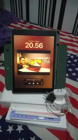 Ipad 8th Gen + Apple Pen 1st gen Inter