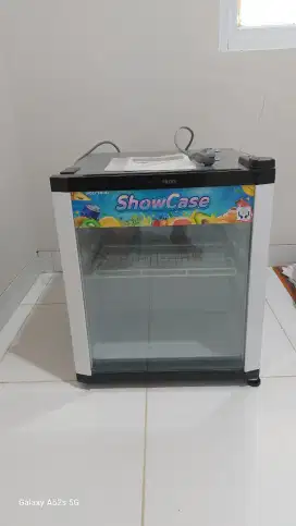 Kulkas Transparan cocok di kos atau kamar pribadi.