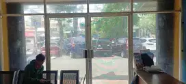 Sekat Depan Ruangan Almunium Kaca Dan 3 Unit Pintu