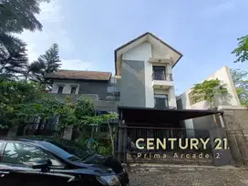 Rumah Luas Ada Swimming Pool Harga Murah di Jakarta Selatan. 9632
