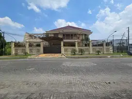 Rumah mewah ala istana sultan crazy rich Solo Baru
