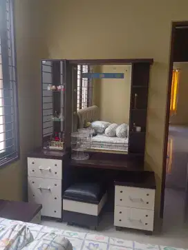 Meja rias kamar
