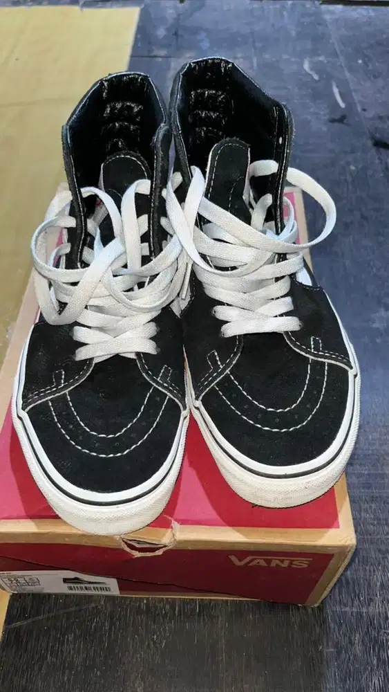 sepatu V*ns SK8 BW size 6 / 38 = 24cm