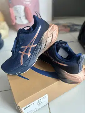 Asics Novablast 4 Platinum