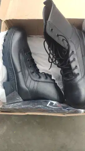 Jual sepatu PDL baru karna kebesaran