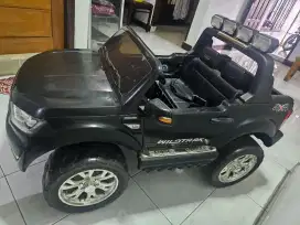 Mainan Mobil Aki F-650 Ford Ranger 4x4 ban karet