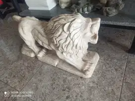 Patung singa batu marmer
