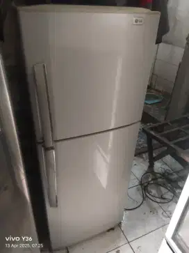 Di jual cepat kulkas 2 pintu merk LG orisinil