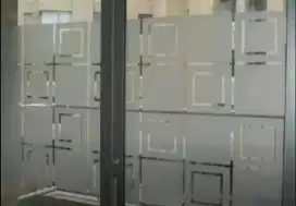 Dengan stiker sanblas kaca film dpt merubah kantor kaca lebih klasik