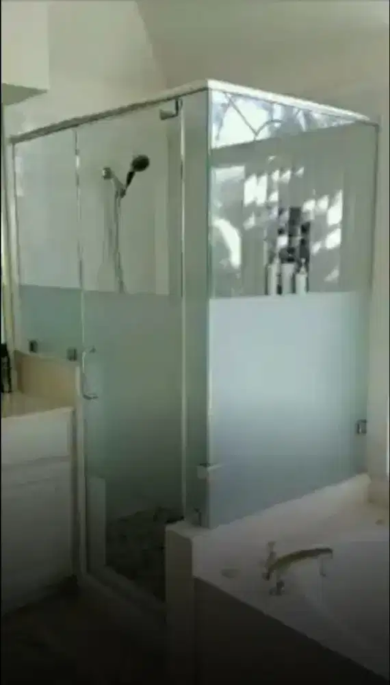 Stiker sanblas kaca film tidak akan merusak kaca kamar mandi kantor