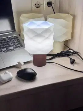 Lampu meja origami