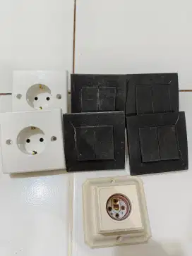 Sakral lampu dan steker listrik masih bagus normal