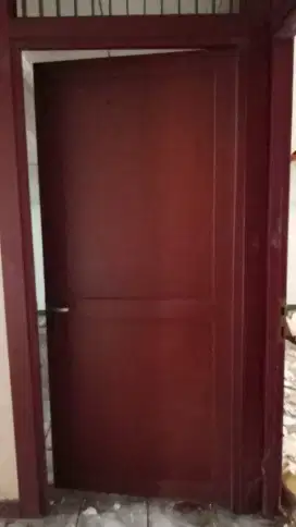 Pintu kayu kamper