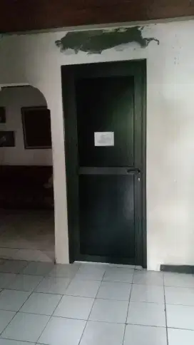 Pintu swing alumunium