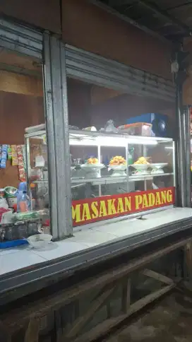 Pelayan warung nasi padang