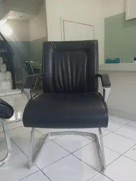 Kursi kantor ada 4