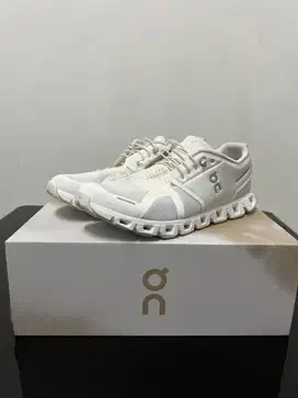 Sepatu on running on cloud 5