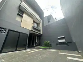 DIJUAL RUMAH MEWAH FURNISH LUAS 380 METER DIKEBON JERUK JAKARTA BARAT
