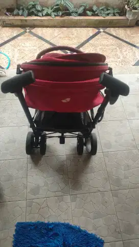 Stroller joie brisk warna merah marro