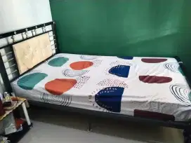 Satu set ranjang plus kasur