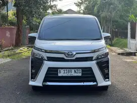Toyota Voxy 2.0 AT 2019
