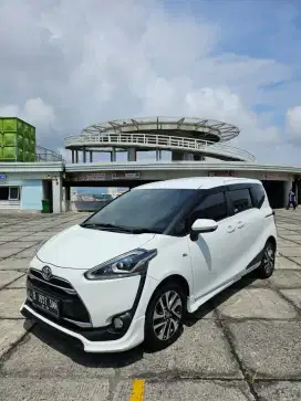 Toyota Sienta Q putih at 2017