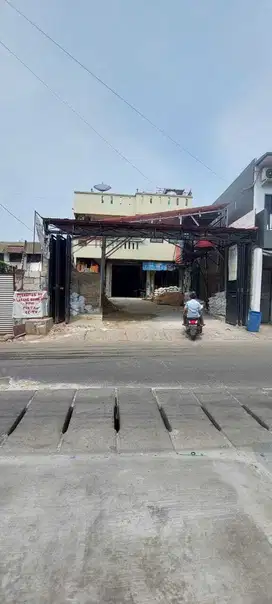 Dijual Rumah Bonus Usaha Toko Bangunan, LT 404m, HGB, Cor 3 Lantai