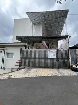 Kos exlusive di jual lengkap dengan Furniture dan berpenghuni.