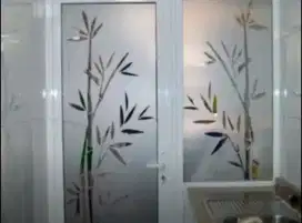 Mendesain stiker kaca kantor dengan stiker sanblas kaca film