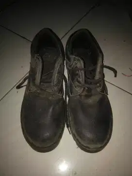 Sepatu safety kontruksi