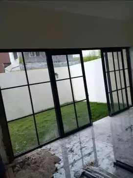 Partisi kaca dan alumunium