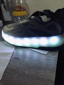 Sepatu nyala bisa di charge ukuran 38