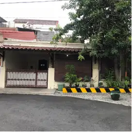 jual rumah hitung tanah strategis Surabaya, 2 menit dari MERR
