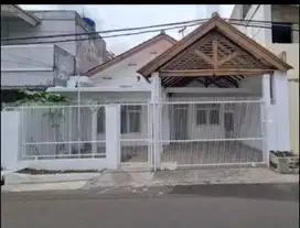 Disewakan Rumah 2 Lantai Siap Huni di Balai Pustaka Rawamangun,Jaktim