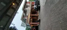 rumah lama dengan luas tanah besar dan lokasi strategis