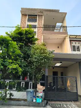 DISEWA RUMAH SEKTOR 1 B 3 LANTAI FURNISHED