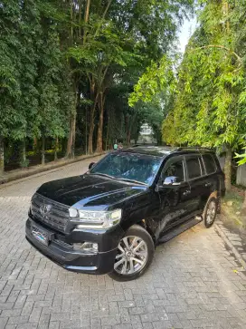 Toyota landcruiser vxr200 atpm diesel 4x4 2018 / 2019 A/T Hitam