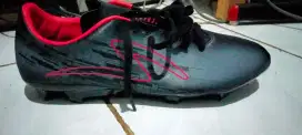 Sepatu bola specs