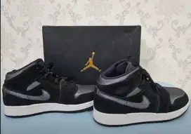 Nike Air Jordan 1 Mid like new in box pake 2x size 6 UK